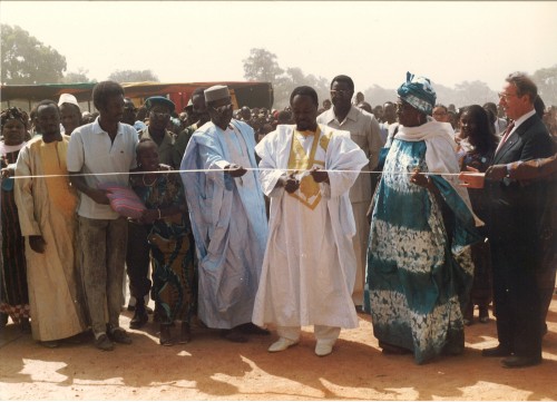 Le village SOS de Sanankoroba, au Mali, financé par l’association française, est inauguré par Jean-Pierre Rousselot.