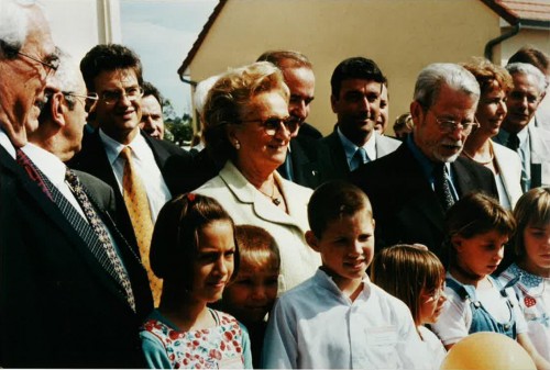Le village SOS de Châteaudun est inauguré en présence de Bernadette Chirac.