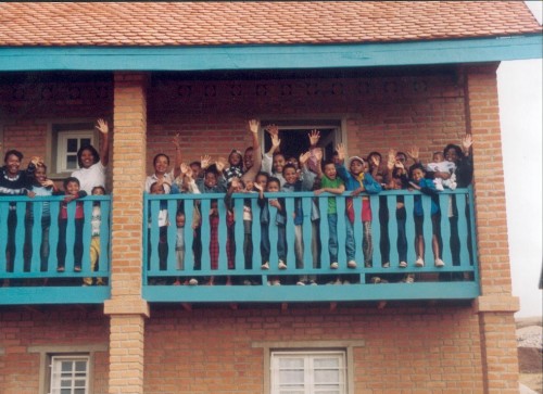 Le village SOS d’Antsirabe, financé par l’association française, ouvre à Madagascar.