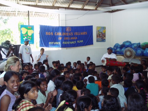 Après le tsunami, SOS villages d’Enfants International lance un vaste programme d’accueil d’urgence et de reconstruction en Inde, Indonésie, Thaïlande et au Sri Lanka.