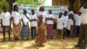 Une jeune fille s'exprime à Sanankoroba, au Burkina-faos