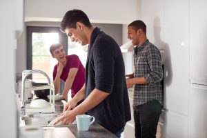 Autonomie de jeunes adultes hommes dans une cuisine